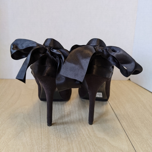 Arden B. Ginger Black Peep Toe Satin Bow Heels 8 - Picture 7 of 10
